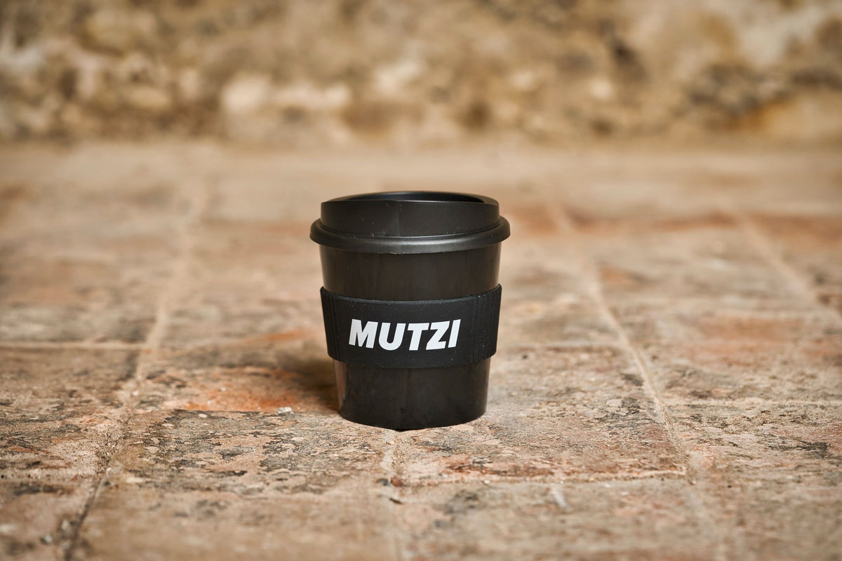 Mutzi Mutzi - Kaffeebecher (schwarz) – Mercharsenal-Europe